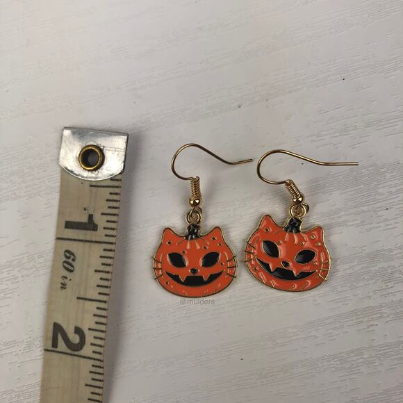 Gold Tone Kitty Cat Kitten Jack-O-Lantern Pumpkin Halloween Goth Hook Earrings - Picture 3 of 4